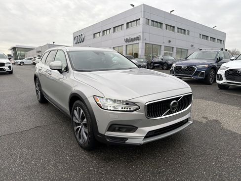 Used 2025 Volvo V90 B6 Cross Country Plus image 1