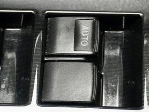 Used 2017 Toyota RAV4 SE image 32