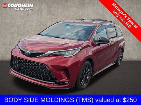 Used 2024 Toyota Sienna XSE AWD/4WD image 4