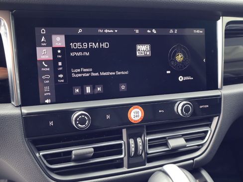 Certified 2025 Porsche Macan AWD/4WD image 17