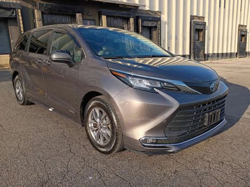 Used 2021 Toyota Sienna XLE image 2