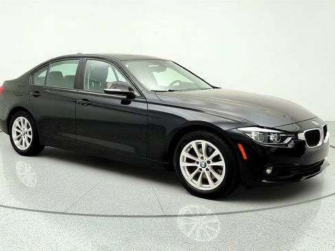 Used 2018 BMW 320i xDrive Sedan w/ Convenience Package AWD/4WD image 3