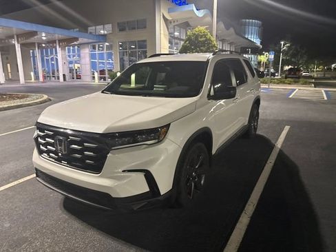 Certified 2025 Honda Pilot Sport image 3