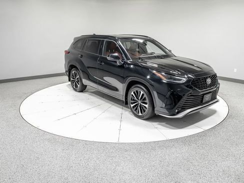 Used 2021 Toyota Highlander XSE AWD/4WD image 32