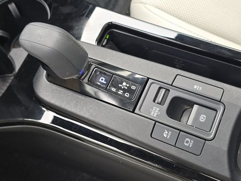 Used 2024 Toyota Prius XLE AWD/4WD image 18