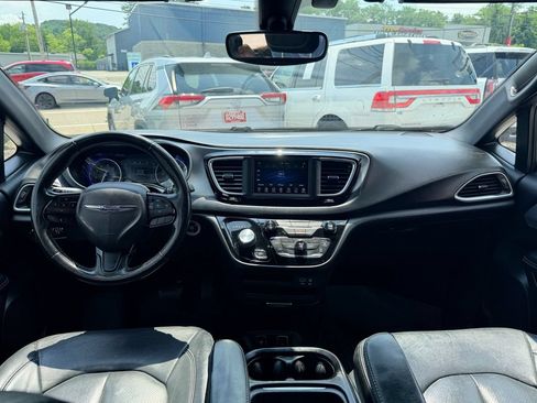 Used 2020 Chrysler Pacifica Touring-L w/ S Appearance Package FWD image 19