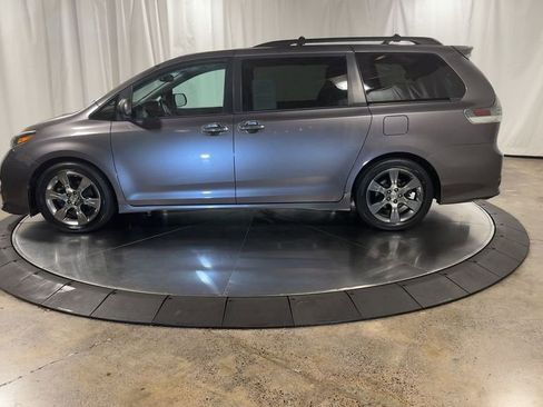 Used 2016 Toyota Sienna SE Premium image 7