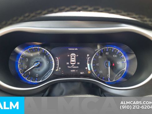 Used 2024 Chrysler Pacifica Touring-L FWD image 12