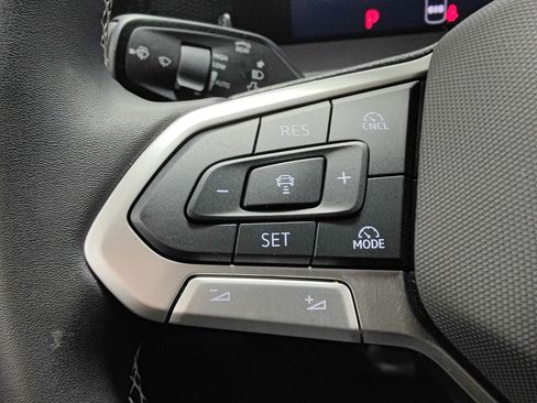 Used 2025 Volkswagen Tiguan SE image 25