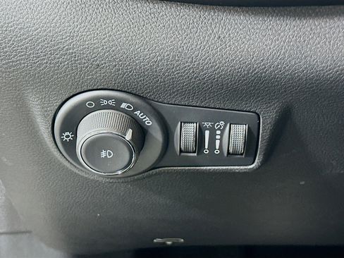 Used 2025 Jeep Compass Limited image 16