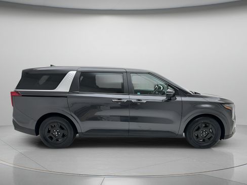 Used 2025 Kia Carnival FWD image 4