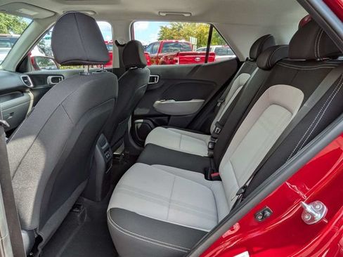 Used 2025 Hyundai Venue SEL FWD image 16