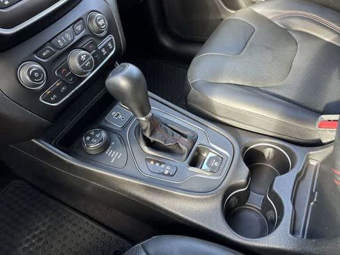Used 2019 Jeep Cherokee Trailhawk AWD/4WD image 27