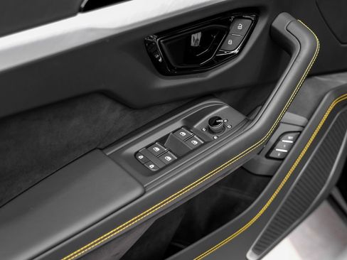 Used 2025 Lamborghini Urus SE image 44