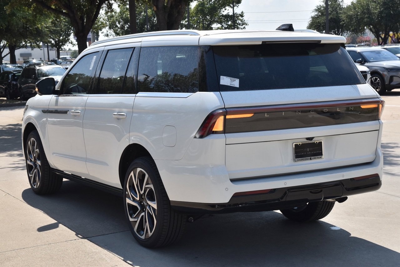 New 2027 Lincoln Navigator Reserve AWD/4WD image 9