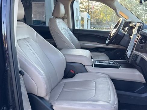 Used 2023 Ford Expedition Limited image 12