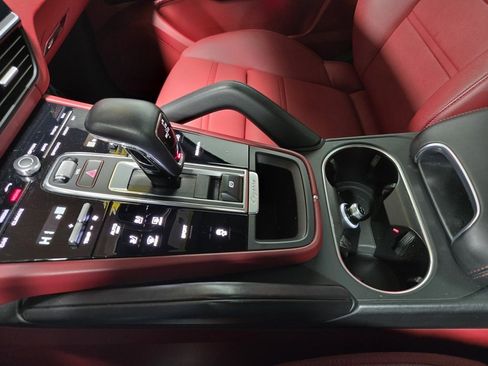 Used 2022 Porsche Cayenne Platinum Edition image 27