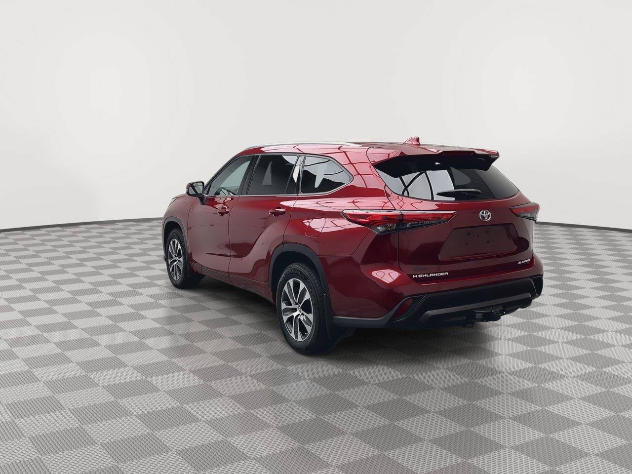 Used 2021 Toyota Highlander XLE AWD/4WD image 40