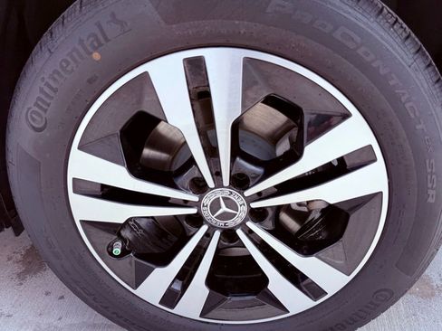 Used 2025 Mercedes-Benz GLB 250 image 11