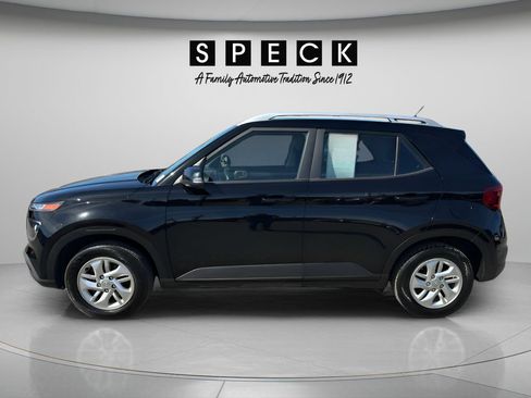 Used 2024 Hyundai Venue FWD image 2