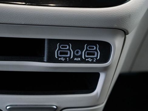 Used 2023 Chrysler Voyager LX image 27