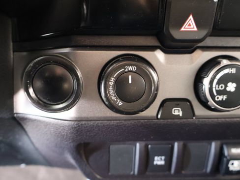 Used 2018 Toyota Tacoma TRD Off-Road AWD/4WD image 7