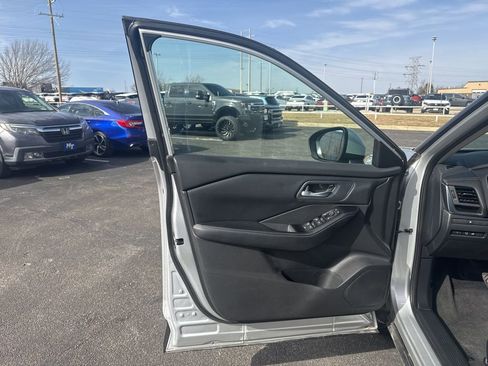 Used 2024 Nissan Rogue SV image 8