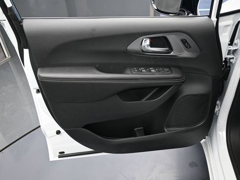 New 2026 Chrysler Pacifica Select image 12