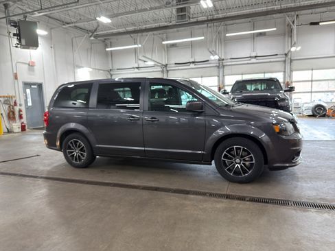 Used 2018 Dodge Grand Caravan SE FWD image 3