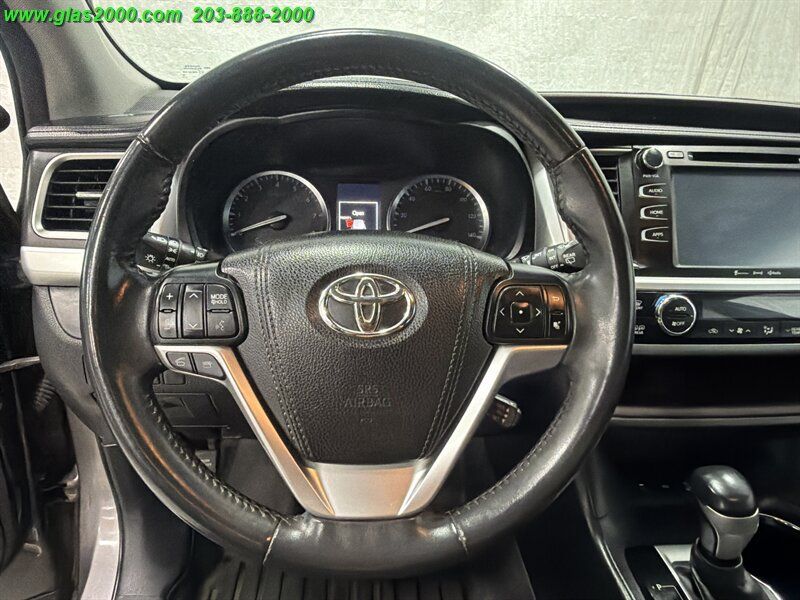 Used 2016 Toyota Highlander XLE AWD/4WD image 4