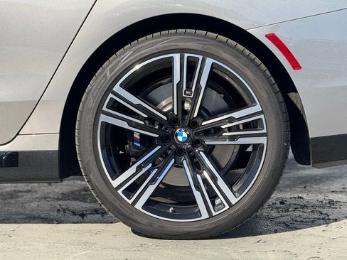 Used 2025 BMW 740i w/ Premium Package image 7