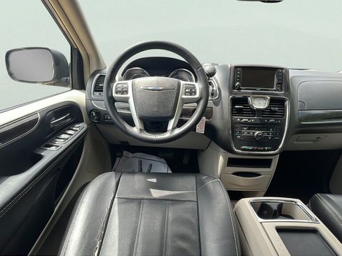 Used 2015 Chrysler Town & Country Touring FWD image 11