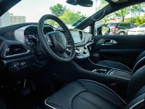 New 2026 Chrysler Pacifica Limited AWD/4WD image 19