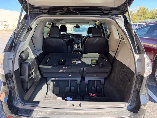 Used 2020 Toyota Sienna SE w/ Nightshade Edition FWD image 21