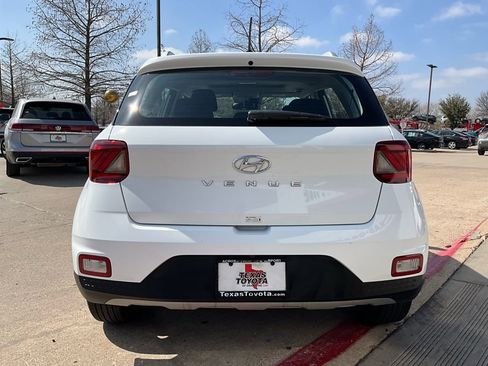Used 2025 Hyundai Venue SEL image 7