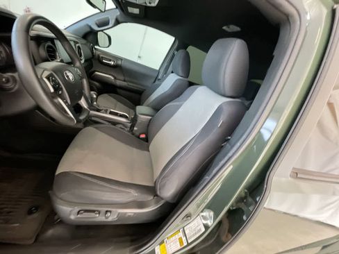 Used 2021 Toyota Tacoma TRD Sport w/ Technology Package image 11