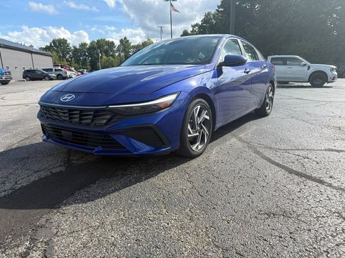 Used 2025 Hyundai Elantra Limited FWD image 2
