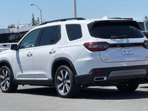 Used 2024 Honda Pilot Touring image 7
