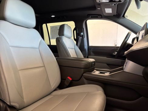 Used 2023 GMC Yukon XL SLT w/ SLT Premium Package image 29