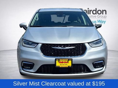 Used 2023 Chrysler Pacifica Touring-L FWD image 2