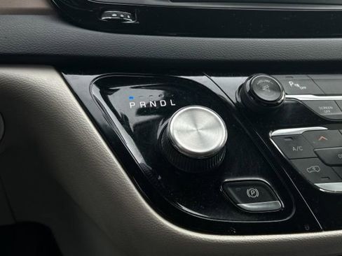 Used 2017 Chrysler Pacifica LX image 36