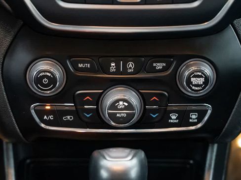 Used 2023 Jeep Cherokee Altitude Lux AWD/4WD image 12