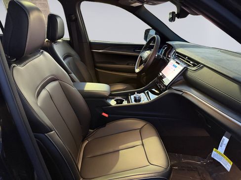 New 2025 Jeep Grand Cherokee L Limited w/ Black Appearance Package image 15