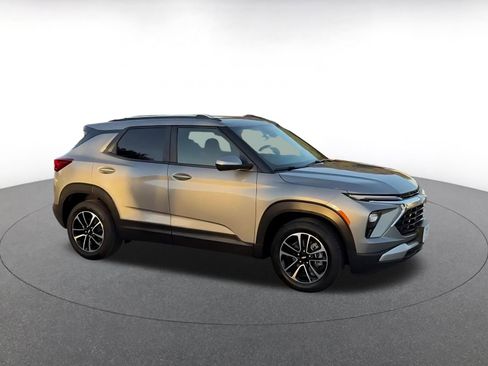 Used 2025 Chevrolet TrailBlazer LT image 2