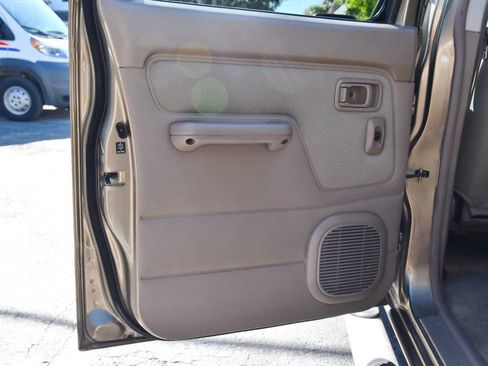 Used 2001 Nissan Frontier SE image 13