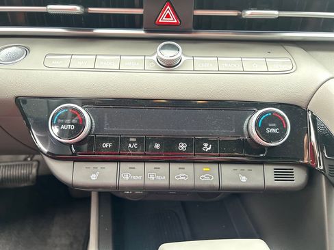 Used 2025 Hyundai Elantra SEL image 12