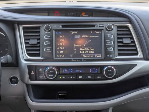 Used 2017 Toyota Highlander XLE image 19