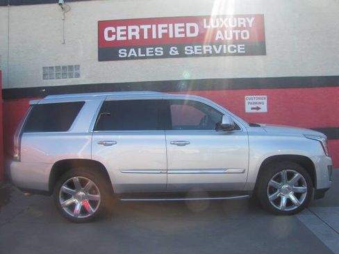 Used 2018 Cadillac Escalade Luxury image 1