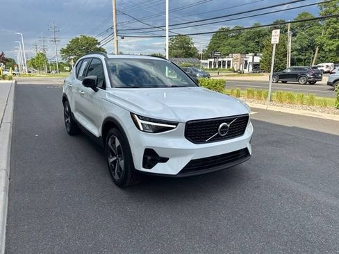 Certified 2025 Volvo XC40 B5 Plus AWD/4WD image 6