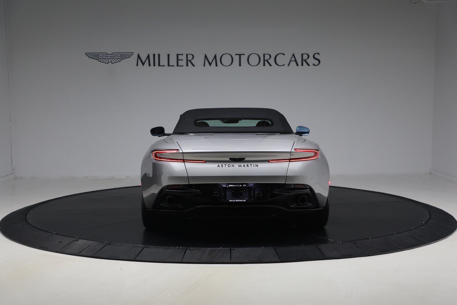 Used 2024 Aston Martin DB12 Convertible RWD image 19